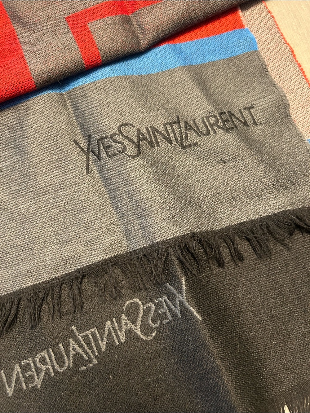 Vintage YSL wool scarf
Chic geometric design ❤️